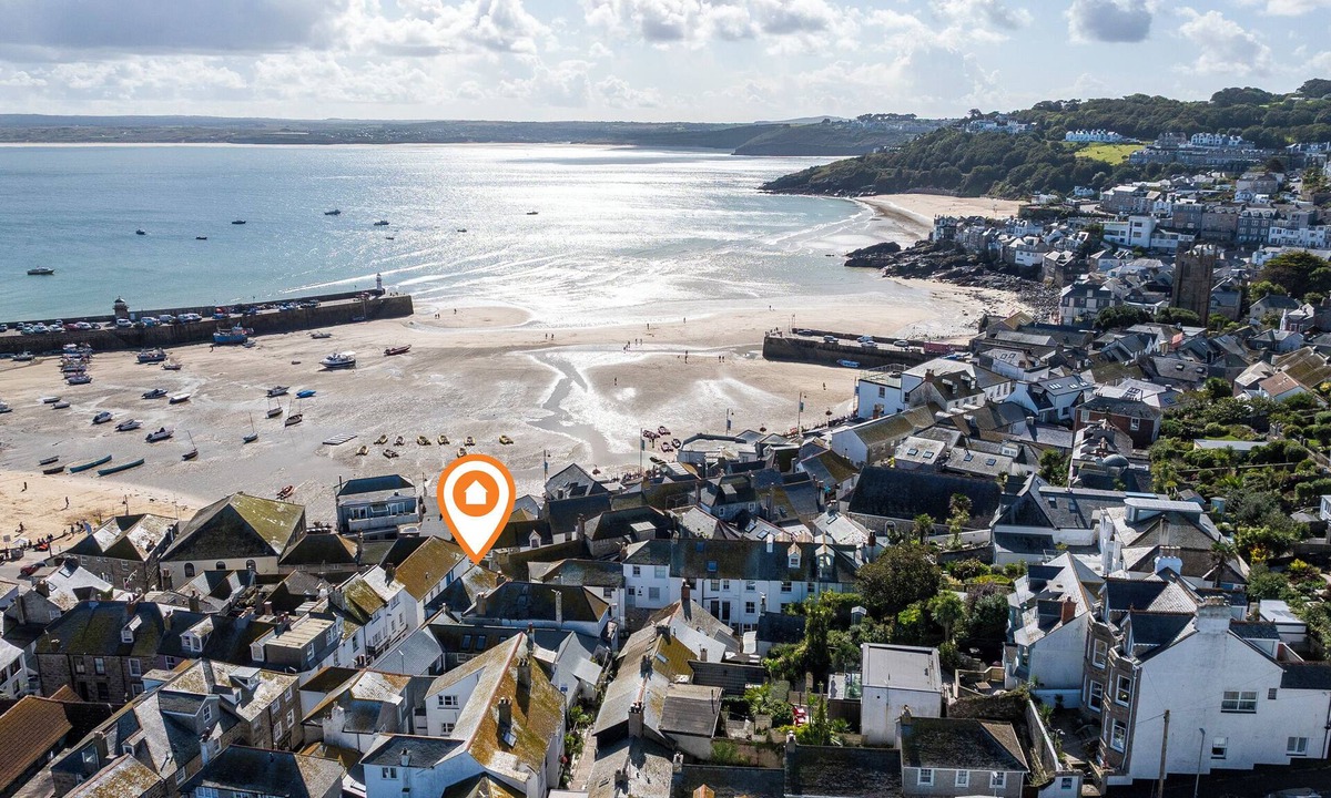 St Ives Cottage | Plane Sailing sleeps 4 in 2 bedrooms and is in the heart of St Ives, very close to beaches has an allocated parking space