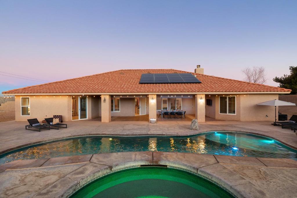 Yucca Valley House | Playa Sol by AvantStay JTree Oasis w Hot Tub Pool