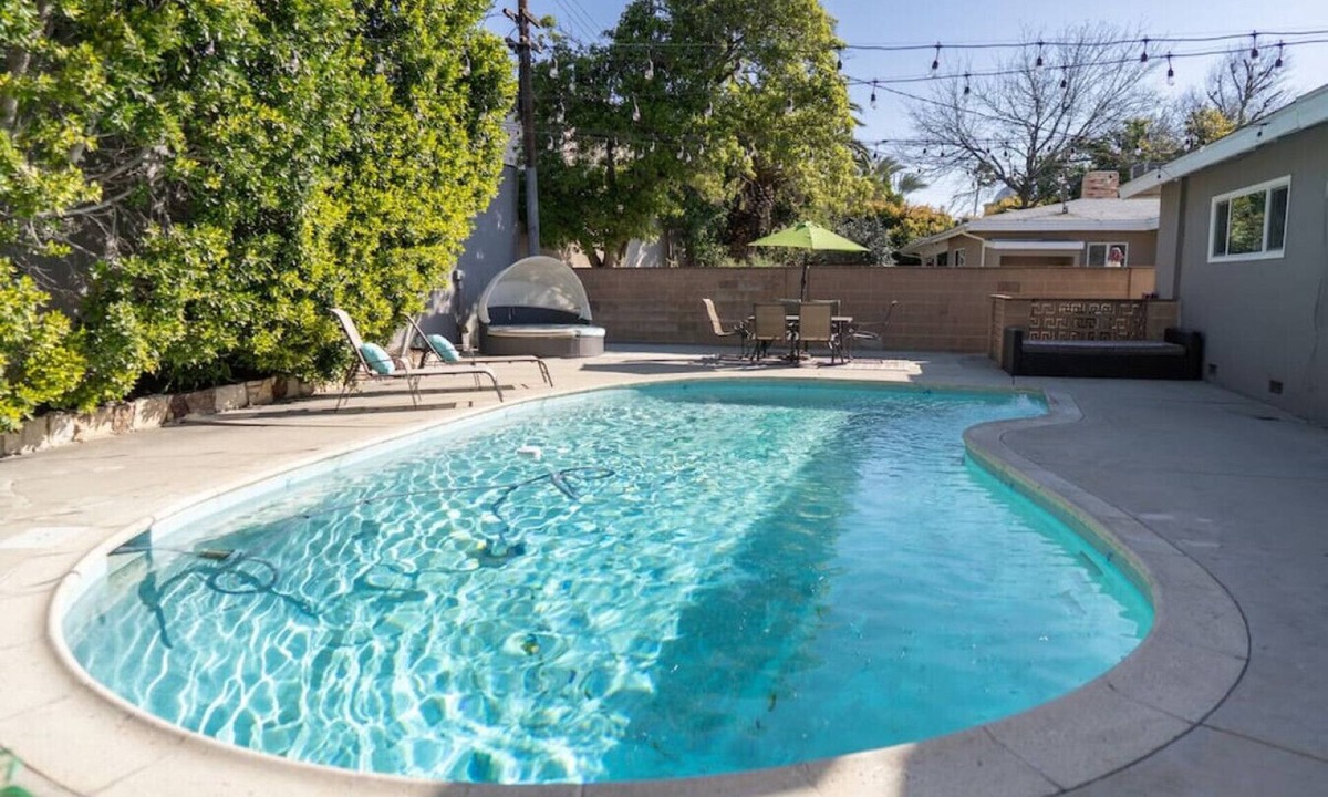 Van Nuys House | POOL!: 4BR HOME w/*SWIMMING POOL* and LARGE FENCED PATIO/YARD (p17)