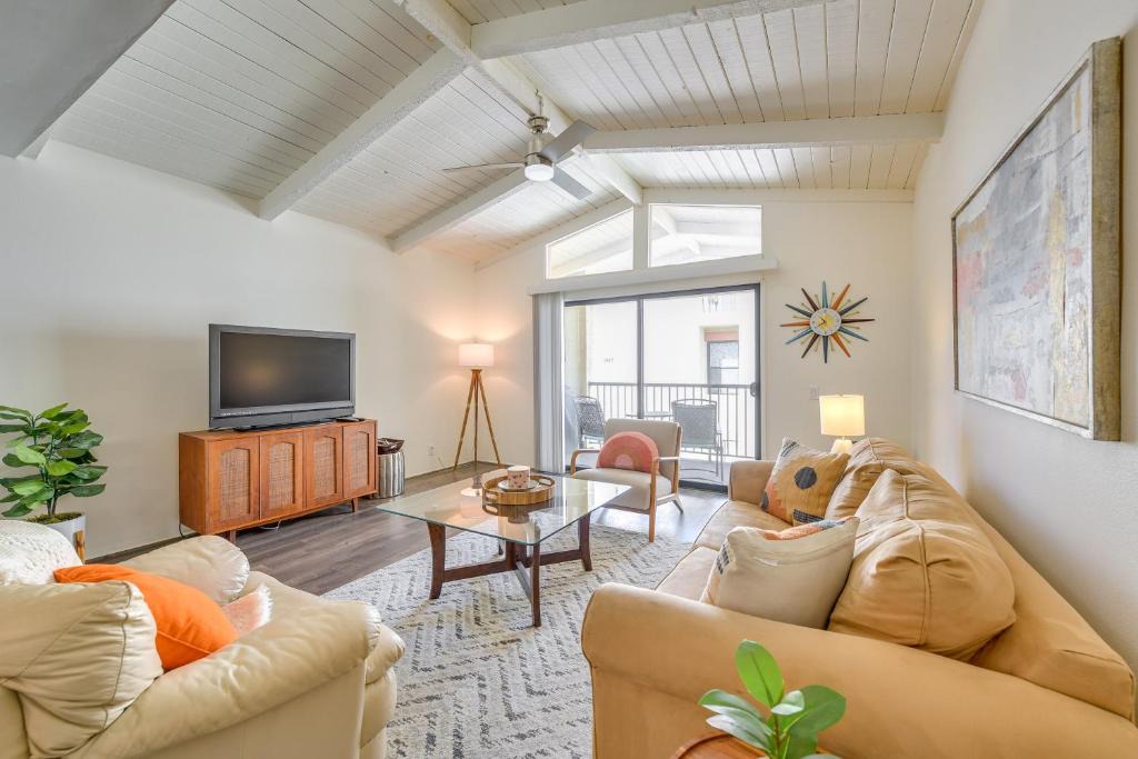 Sunrise Vista Chino Apartment | Pool Access Pet-Friendly Palm Springs Condo