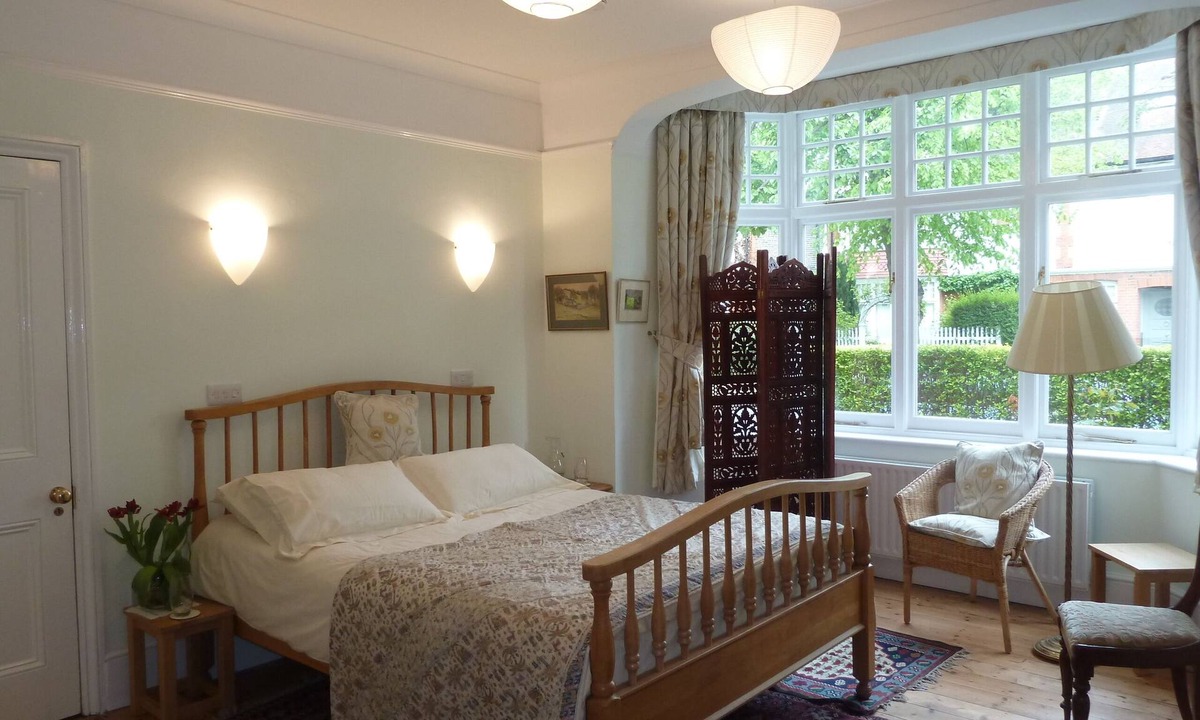 Ravenscourt Park Apartment | Practical independent 1 bed apartment in leafy street of Hammersmith