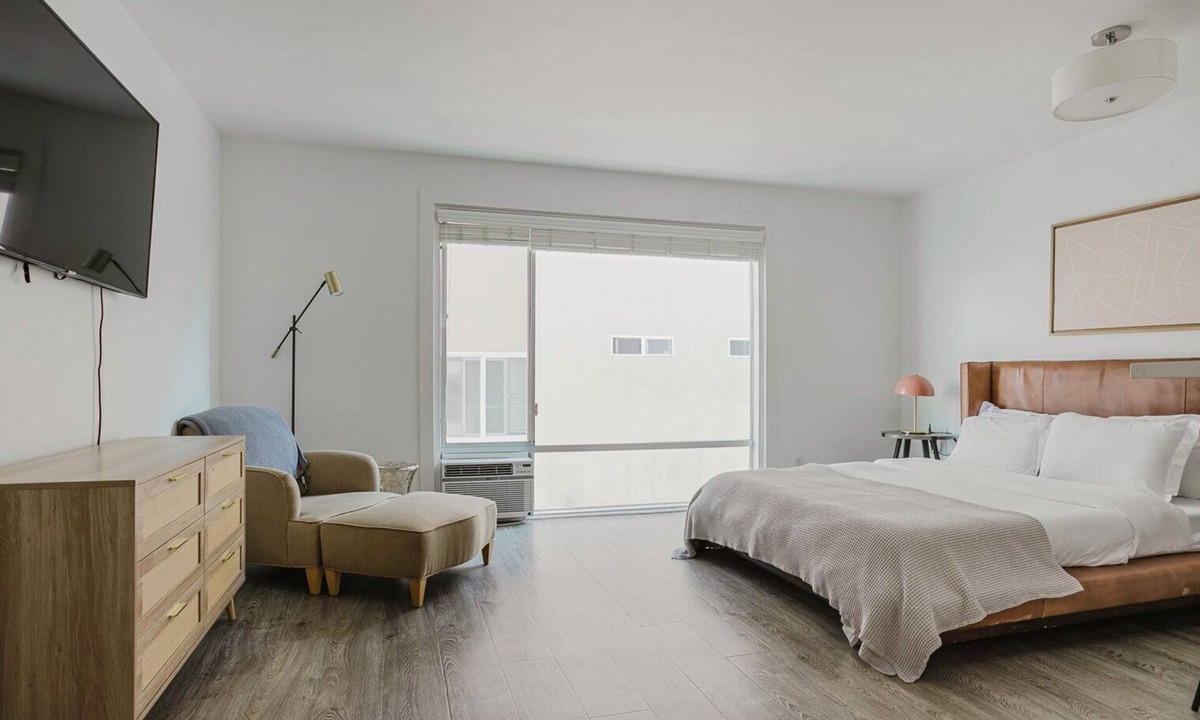 Miracle Mile Apartment | Premium Mid-Wilshire Studio w/Pool, A/C, nr Food & Shops, by Blueground