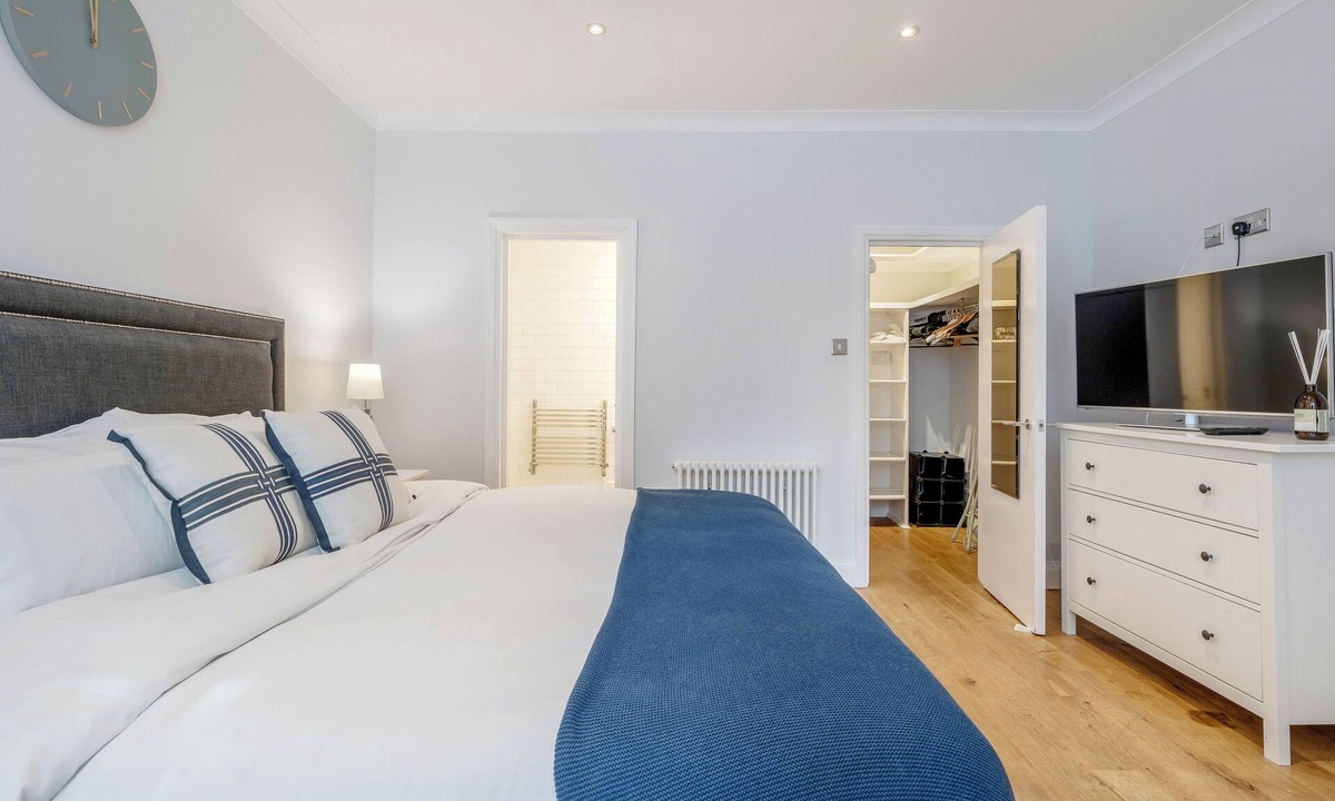 Chinatown Apartment | Prime Soho Location | Spacious 2 Bedroom Apartment
