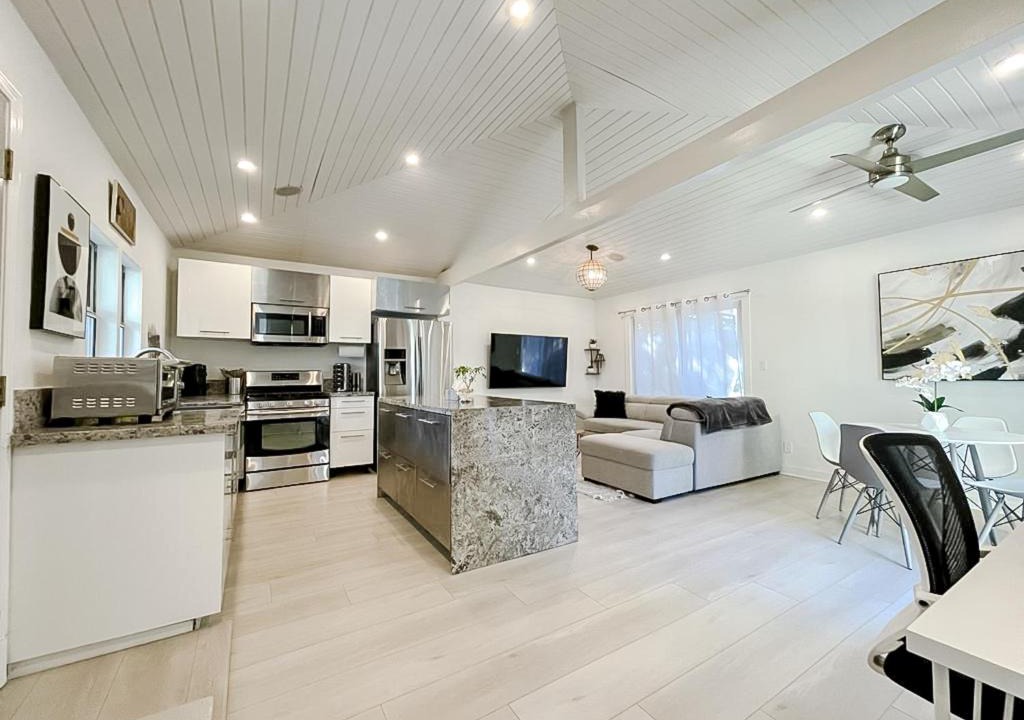Sunset Park House | Pristine 1BD/1BA Bungalow + Hot Tub - Ocean Park