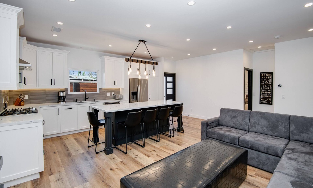 Sherman Oaks House | Private and Modern Getaway in Quiet Neighborhood