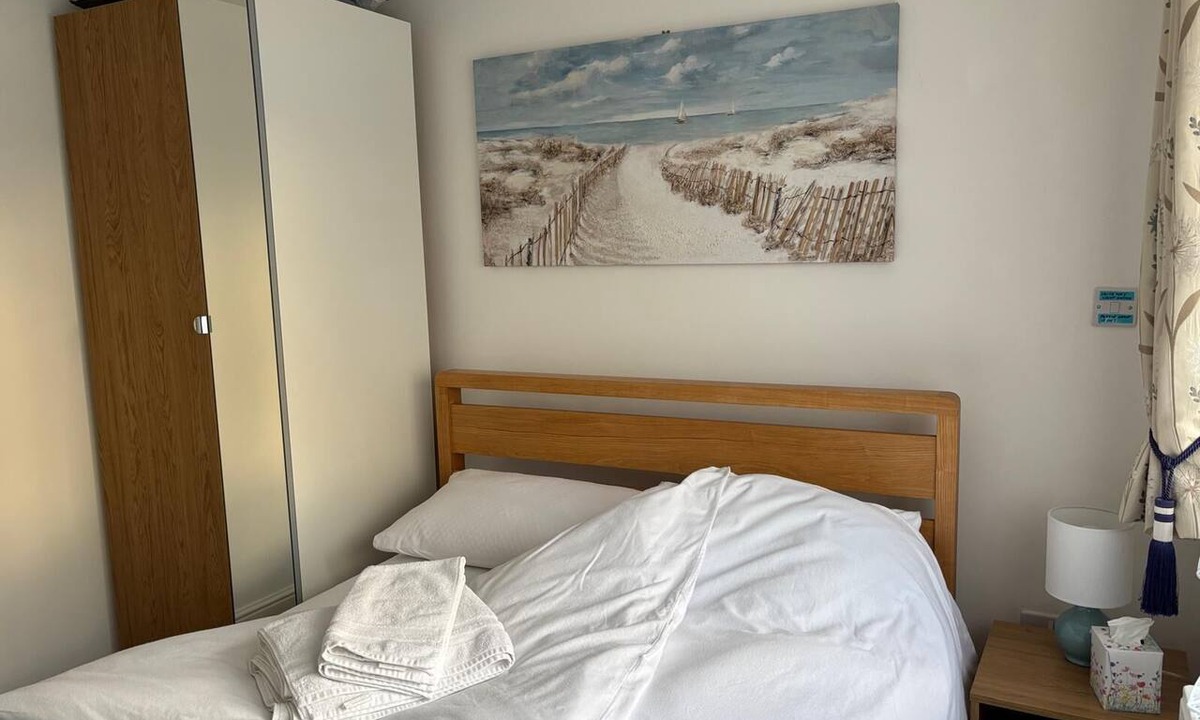 Cribbs Causeway Apartment | Private Compact Annex flat with parking, near Southmead Hospital