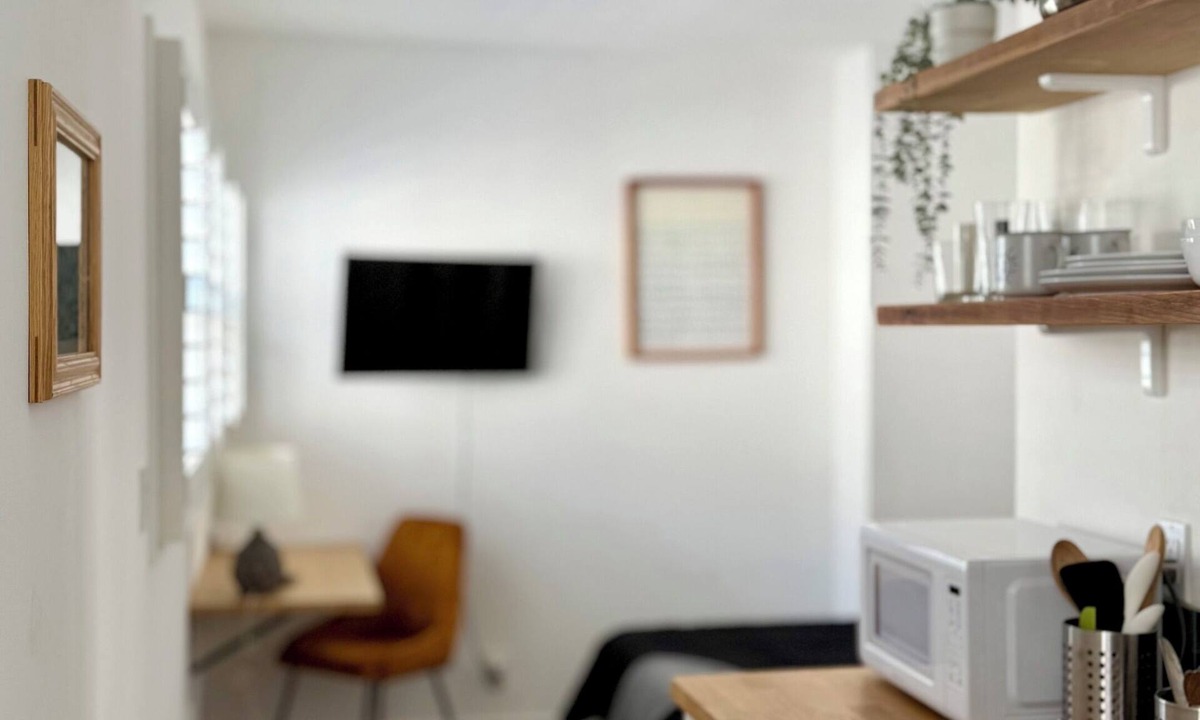 Los Angeles Apartment | Private Entry Studio with Modern Decor, Side Yard, Wifi, AC
