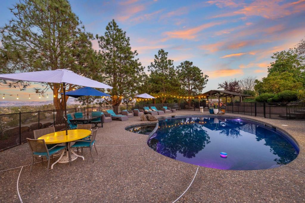 Cotati Villa | Private Pool and Large Deck Modern Cotati Villa!