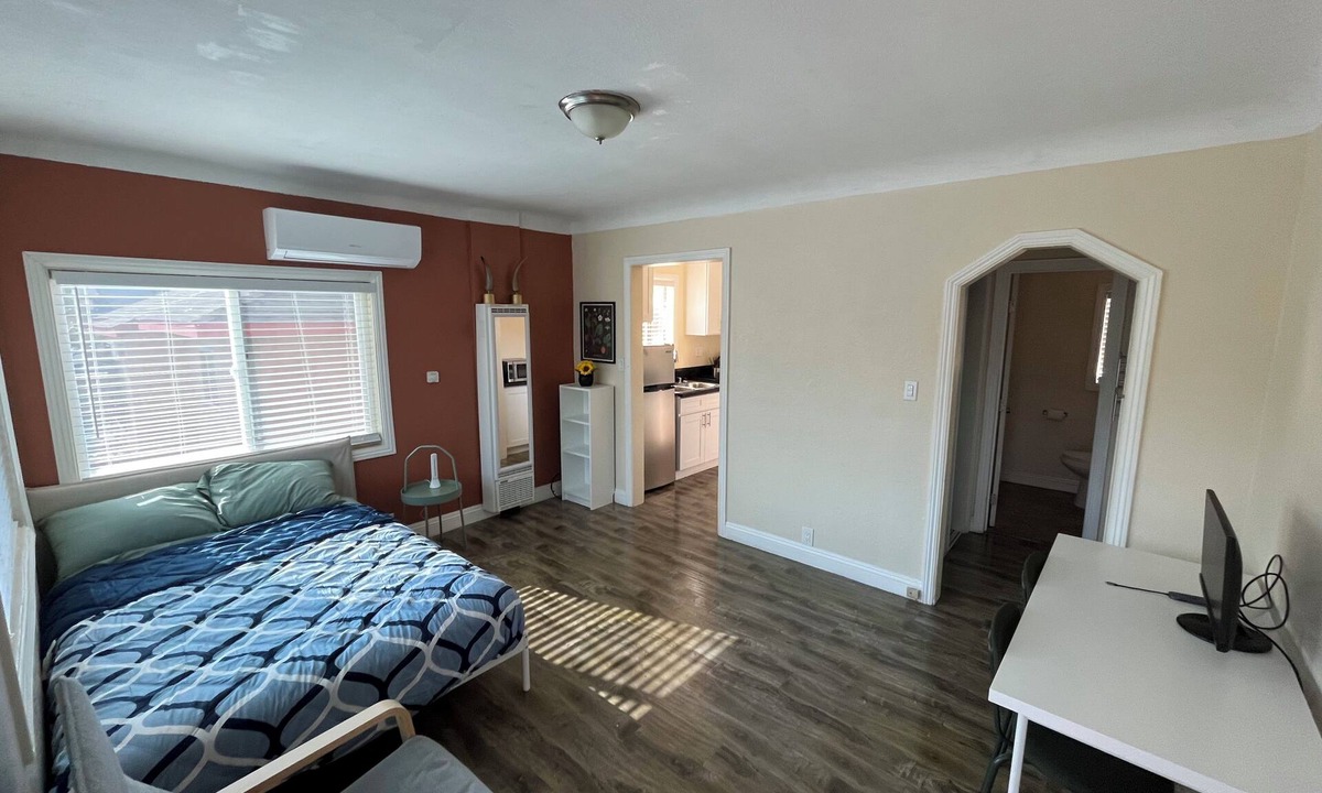 Los Angeles Apartment | Private quiet studio in Central LA close walk distance from LA general and Keck