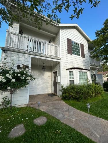 Burbank House | Private room with private bathroom in house - Mini Mansion