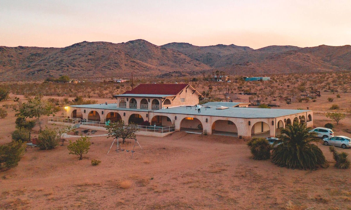 Landers Villa | Psychic Arches - Hot Tub, Pool Table, Cowboy Pool, Fireplace, Arcade, Views!