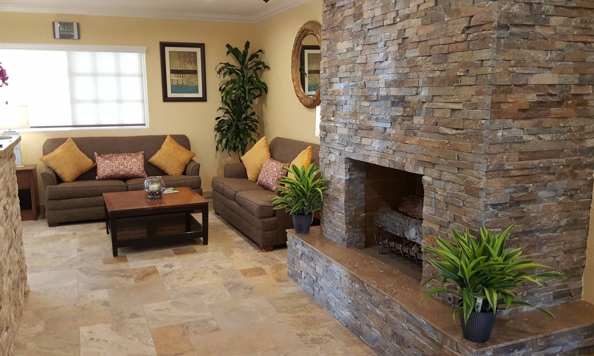 Central Escondido Hotel | Quality Inn Escondido San Diego North County