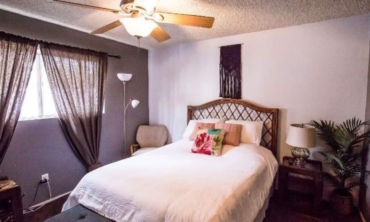 Oleander - Sunset House | Quiet 1 Bedroom Townhouse in Midst of Downtown Bakersfield and Across Beale Park