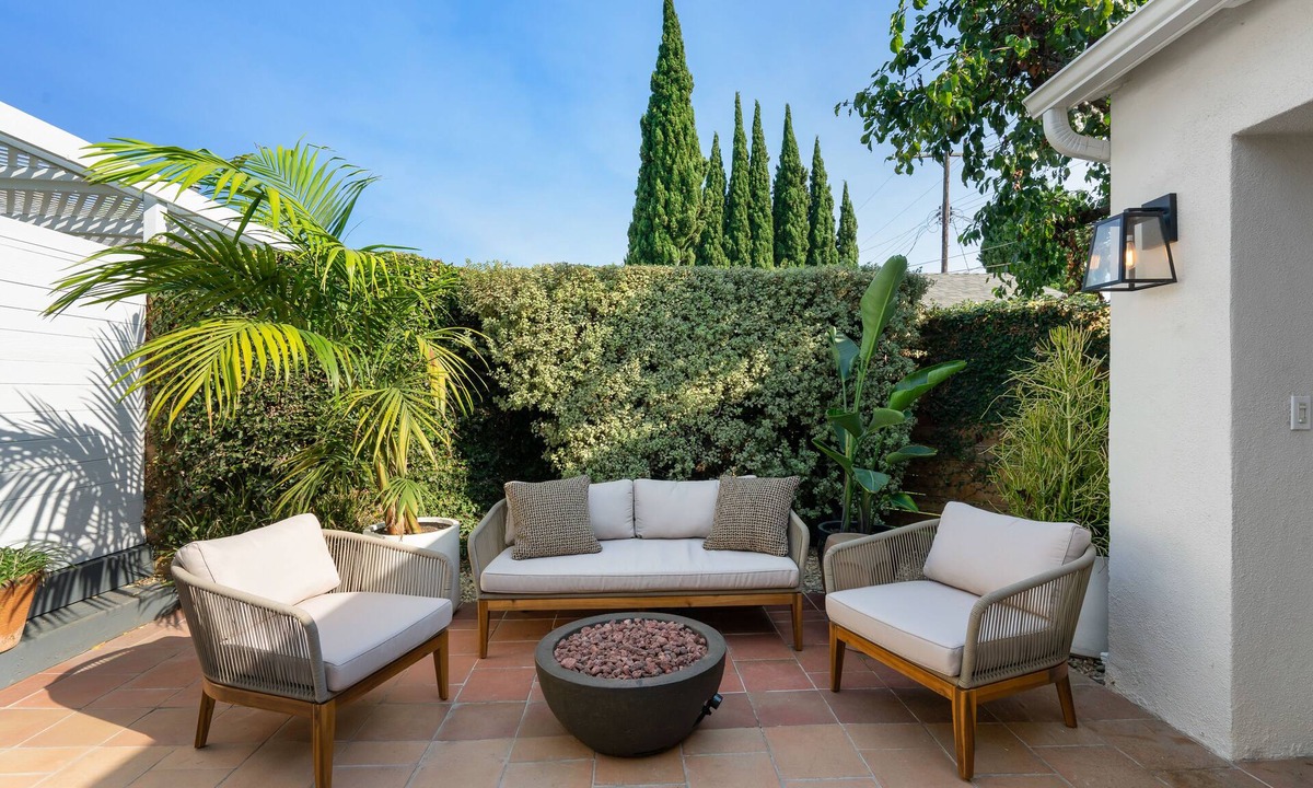 Culver - West House | Quiet Guest House with Large Private Yard 10 minutes away from the ocean