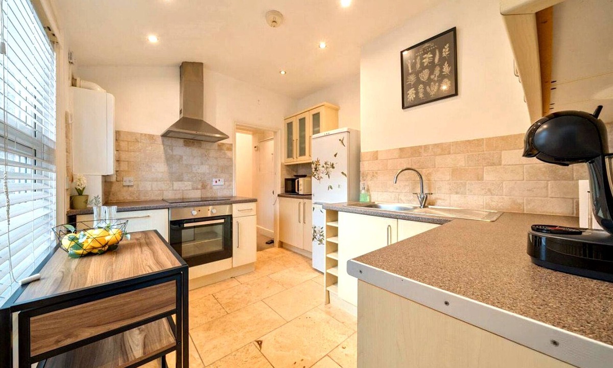 Plumstead Apartment | Quiet London Flat Free Parking 6-min Elizabeth Line Near Greenwich & O2