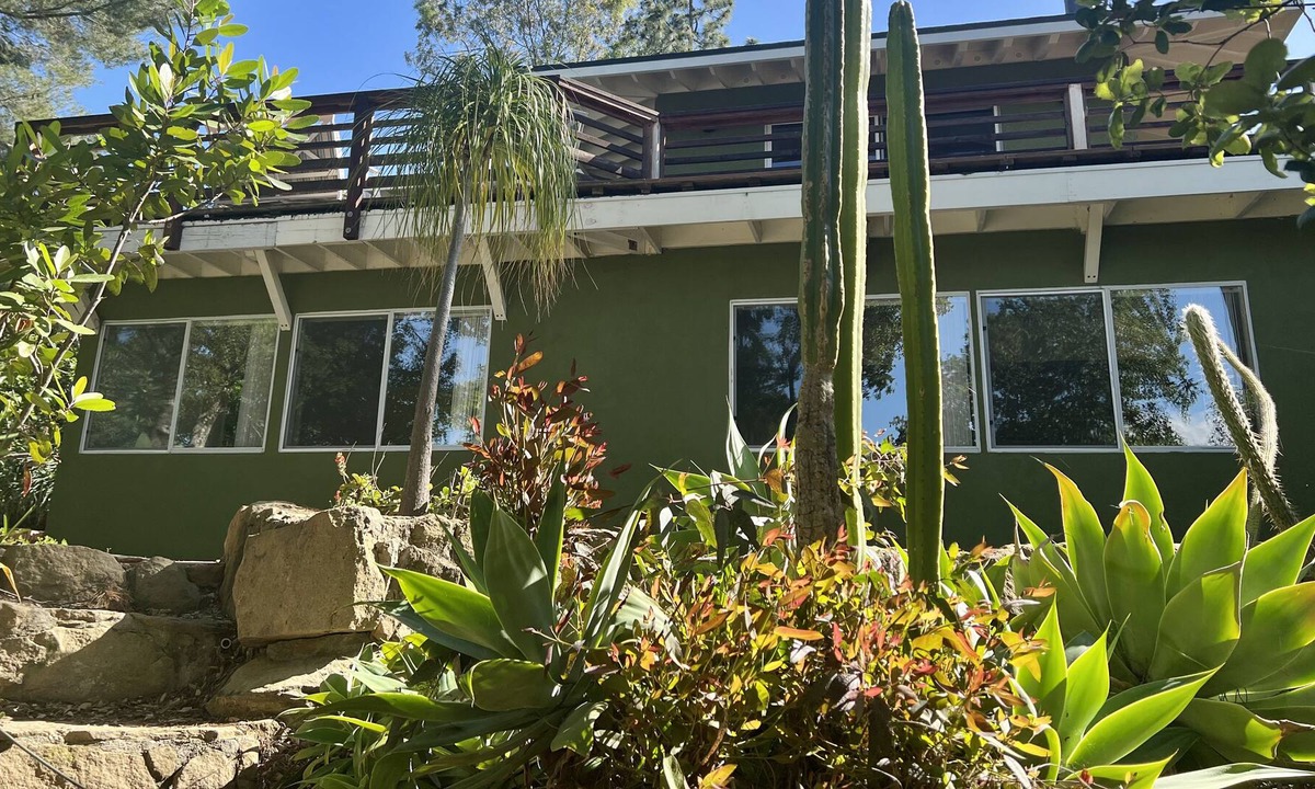 Fernwood House | QUIET. REMODELED. STATE PARK ADJACENT. MOUNTAIN VIEWS.