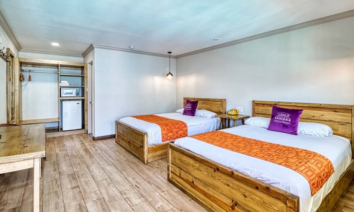 Ramona Cabin | Quite & Clean 2 Queen Bed Room in Ramona Wineries