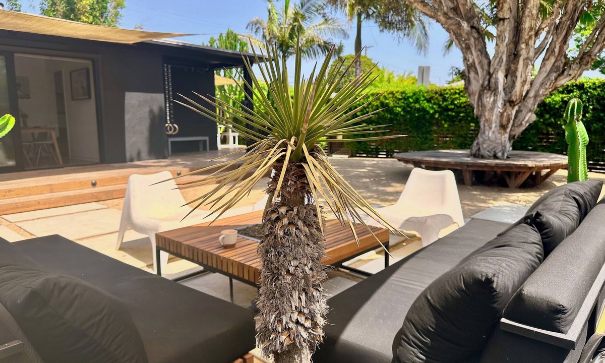 Mar Vista House | Rad Stay Mar Vista. Open concept two bedroom house with large private yard.
