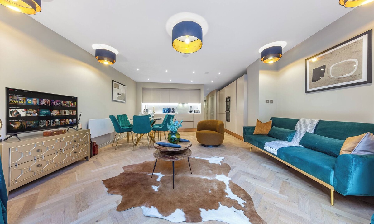 Abbey Road Apartment | Rate Reduction - 2BR Abbey Road Location of Beatles Famous Photo - Private Patio
