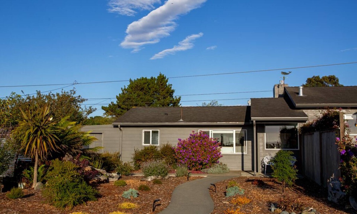 McKinleyville House | Redwoods Near. Walk to the Ocean & River from HERE.
