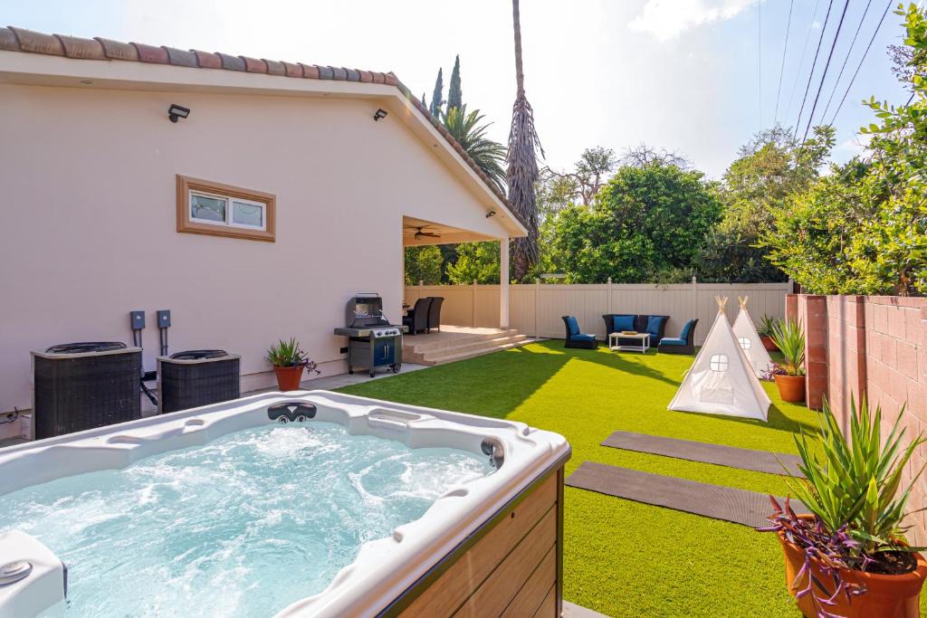 Valley Glen House | Regal 4 bed with hot tub close to Universal sleeps 15