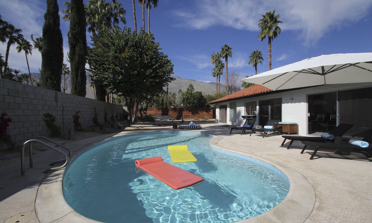 Sonora Sunrise House | Relaxation, Mountain Views, ECO upgrades, Design, Saltwater Pool/Spa!