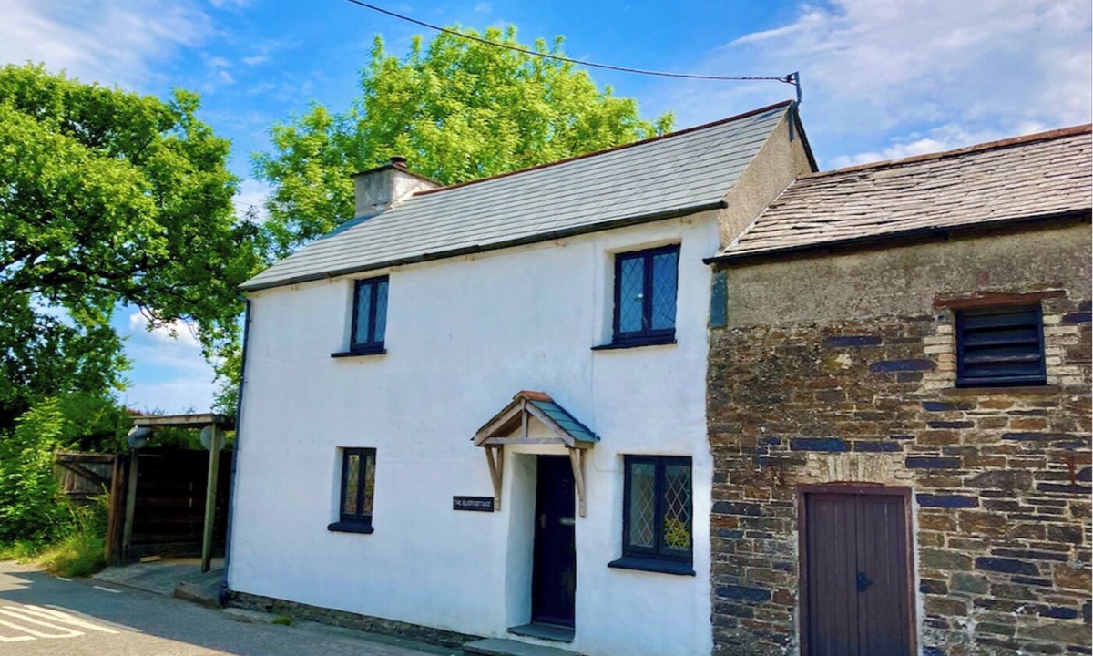 Tregadillett House | Relaxing 19th century three bedroomed cottage in Cornwall