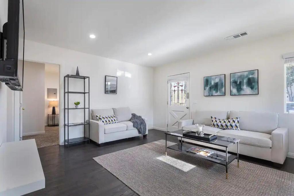 Inglewood House | Remodeled 4BR near SoFi, Forum, Hollywood, LA Live