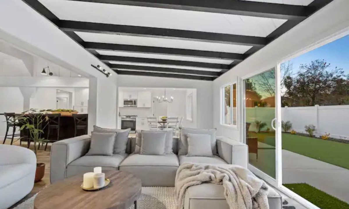 Reseda House | Reseda Luxurious Family Getaway Pets Friendly Unique Home