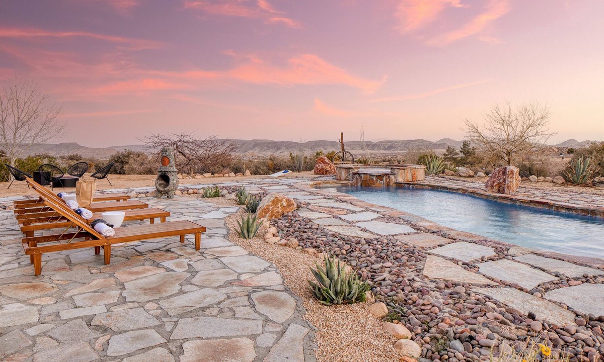 Pioneertown House | Rhythm by AvantStay | Stunning Home w/ Pool, Hot Tub & Sweeping Views