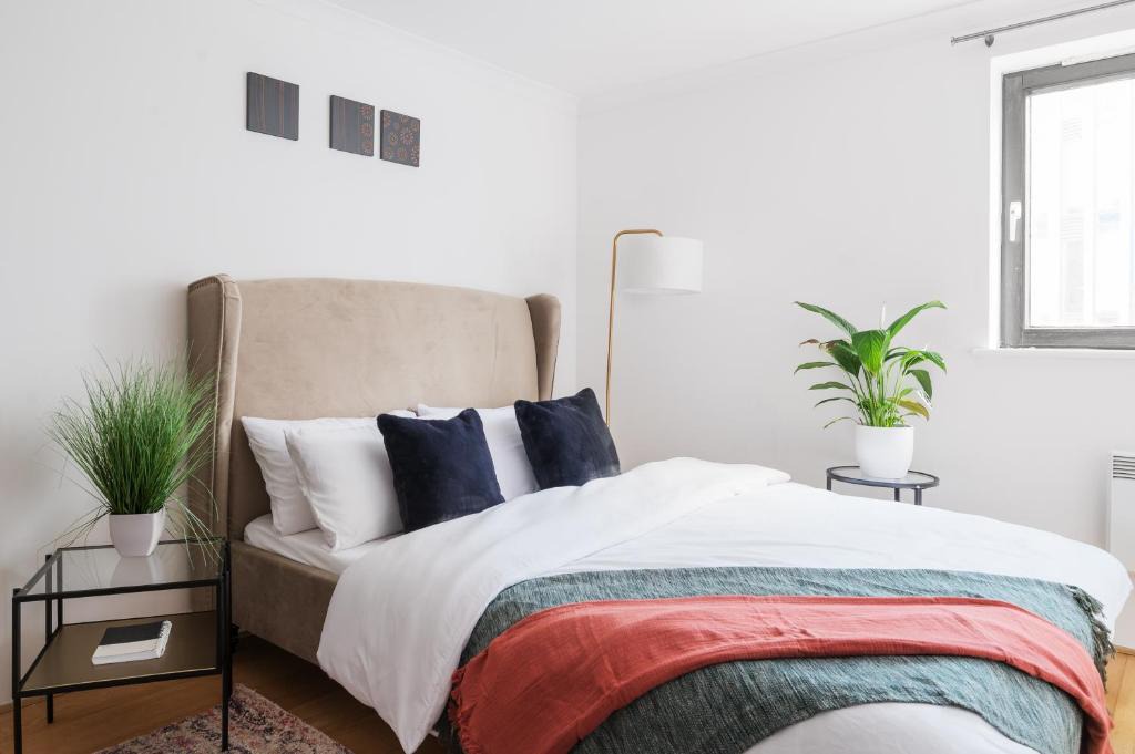 Canary Wharf Apartment | Riverside Two Bedroom Apartment in Canary Wharf