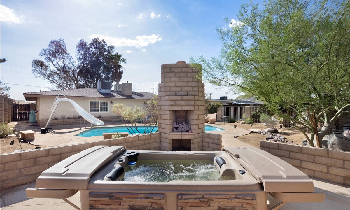 Yucca Valley House | 💦 Roadrunner Inn - Pool, Hot Tub, BBQ and Fire Pit! 💦