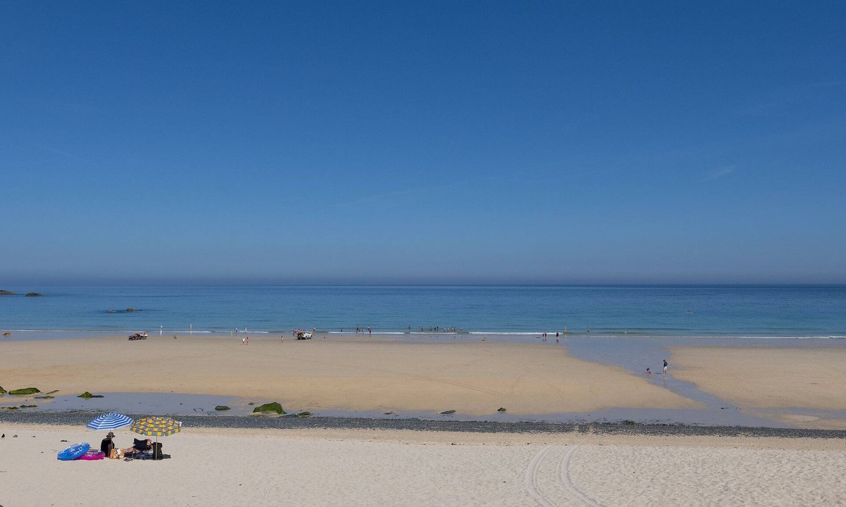 St Ives House | Rockfish - next to Porthmeor beach, sleeps 8 with sea view.