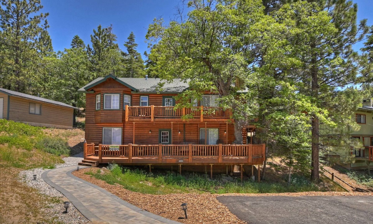 Upper Moonridge Cabin | Rocky Top Retreat by Destination Big Bear : Big Hot Tub! Less than 1 Mile to Bear Mountain! Pool Table! BBQ! Huge Kitchen! Pet Friendly! Large TV!