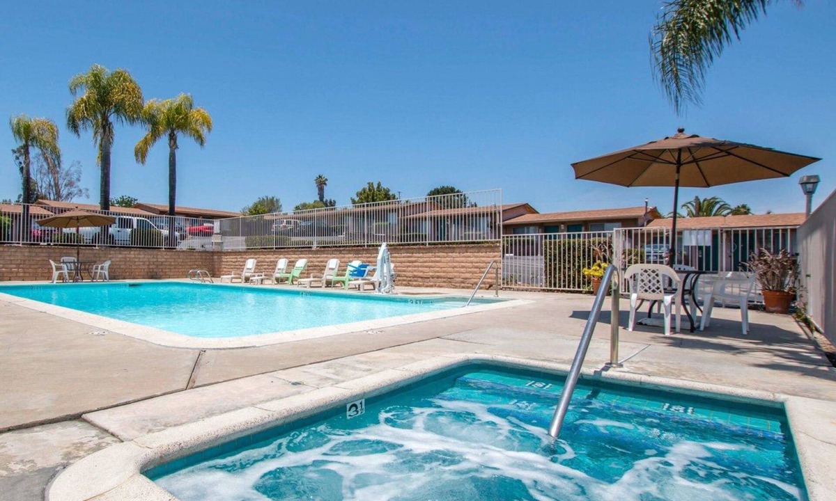 Fallbrook Hotel | Rodeway Inn Fallbrook Downtown