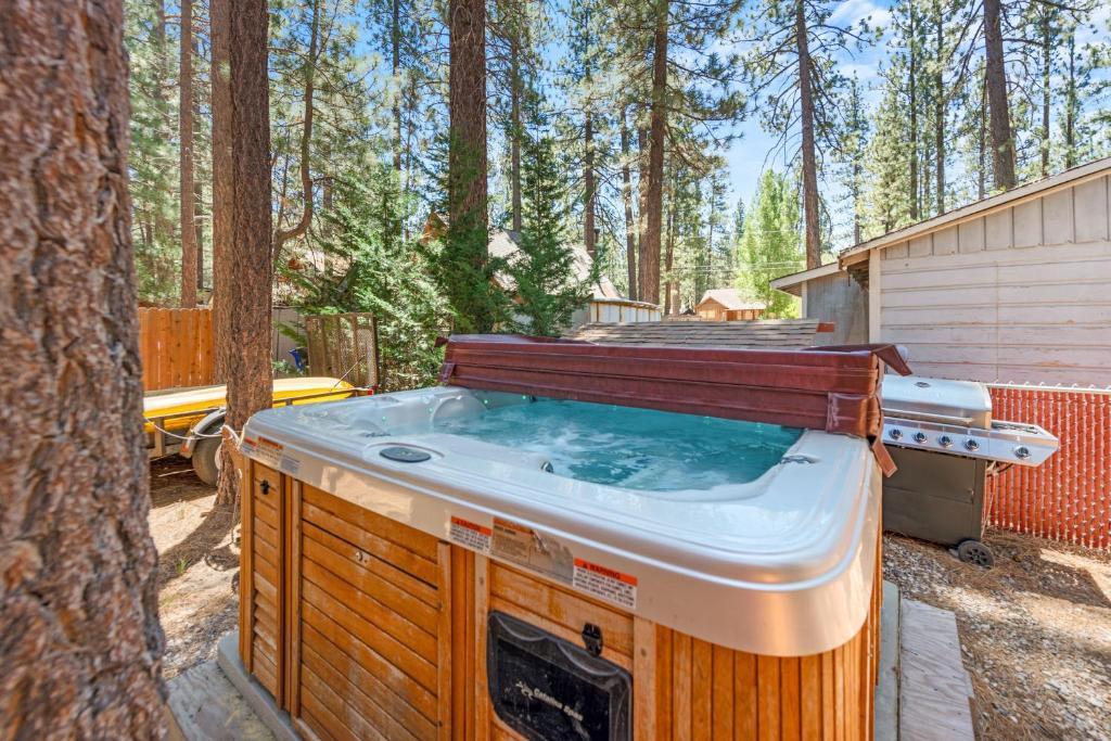 Big Bear City House | Romantic Getaway by Big Bear Cool Cabins