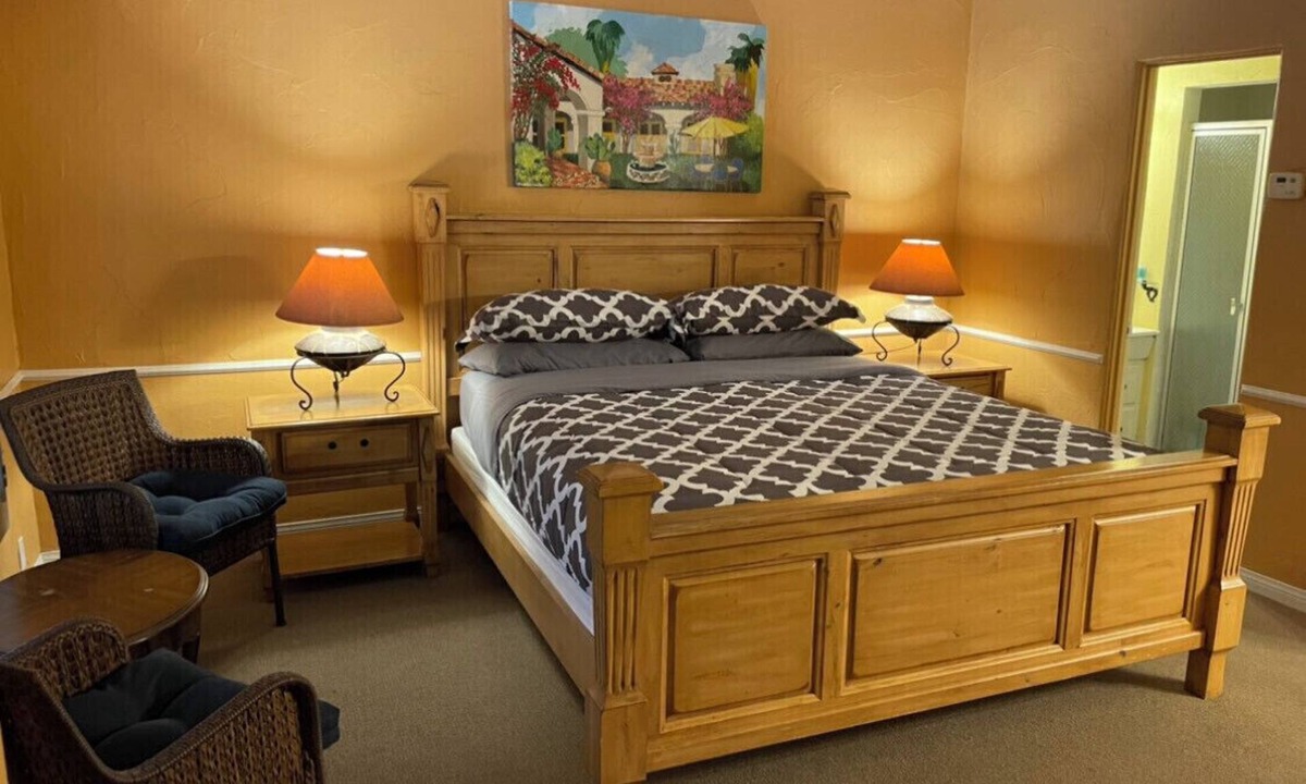 Historic Tennis Club Apartment | Room 3️⃣ (studio) in boutique hotel with kitchen by the pool in downtown PS 🌵