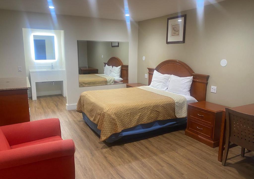 Whittier Hotel | Royale Inn Motel