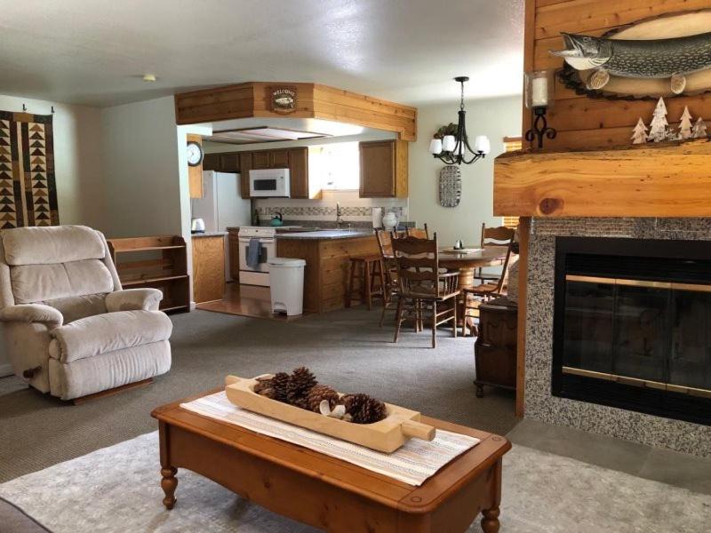 June Lake Apartment | RR-edgewater02
