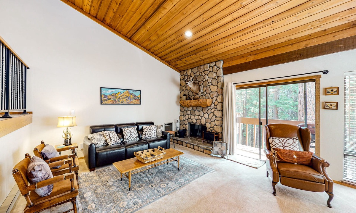 Lakeshore Condo | Rustic Condo with Shared Pool & Hot Tub - Walking Distance to Huntington Lake
