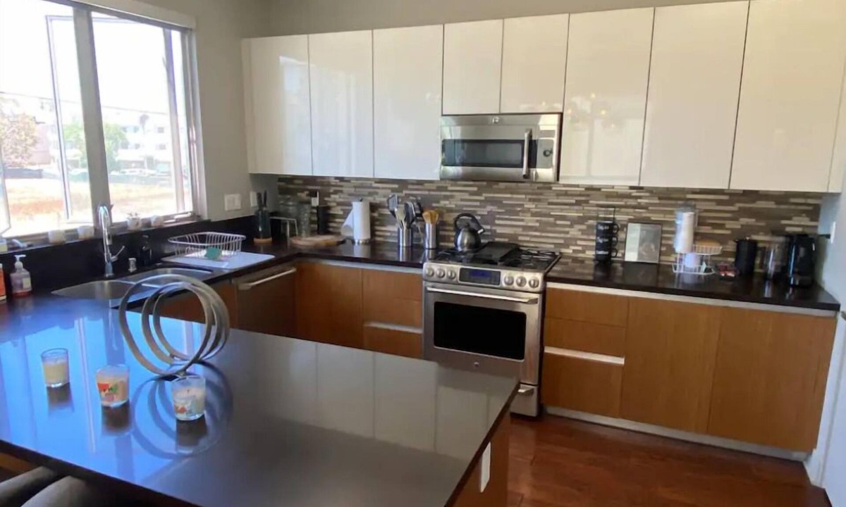 Faircrest Heights House | Saturn Skyview Estate and Suite with Free Wifi, Laundry, Beverly Hills Adjacent