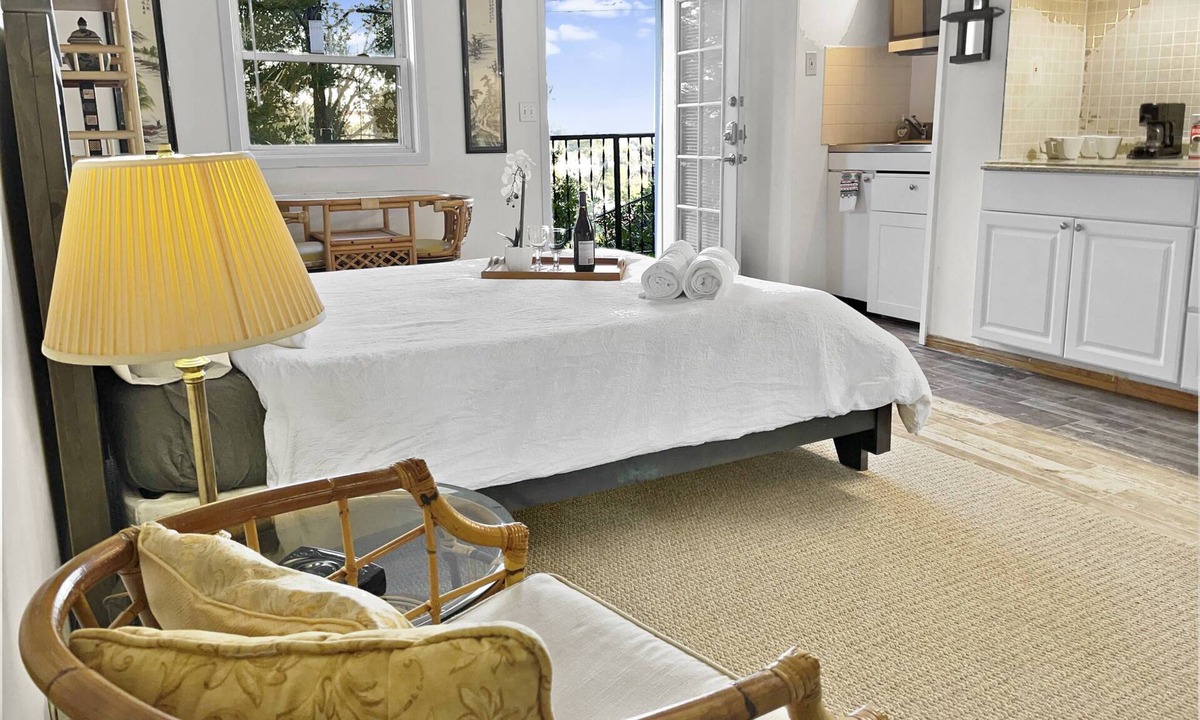 Hollywoodland Apartment | Scenic Secret Stairs Apt Hollywood Hills