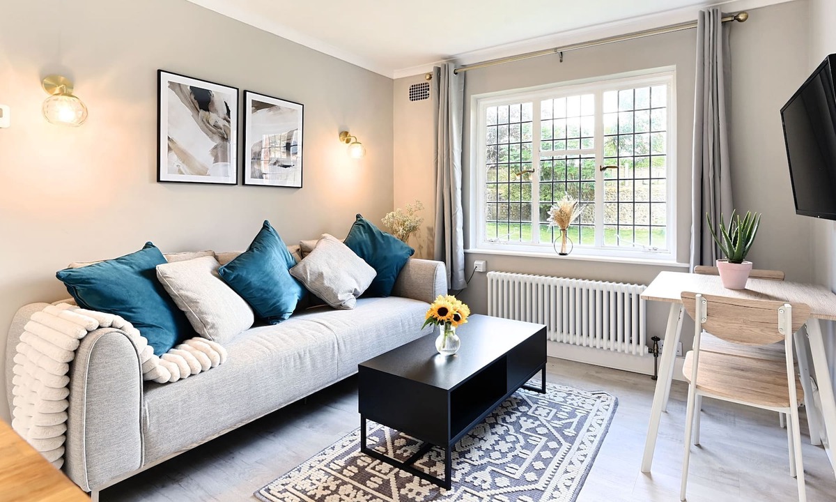 Rustington Apartment | Secluded one bedroom flat with garden near to busy village and the seafront