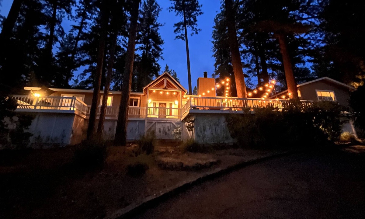 Cedar Ridge House | Serene Family Retreat among the Trees