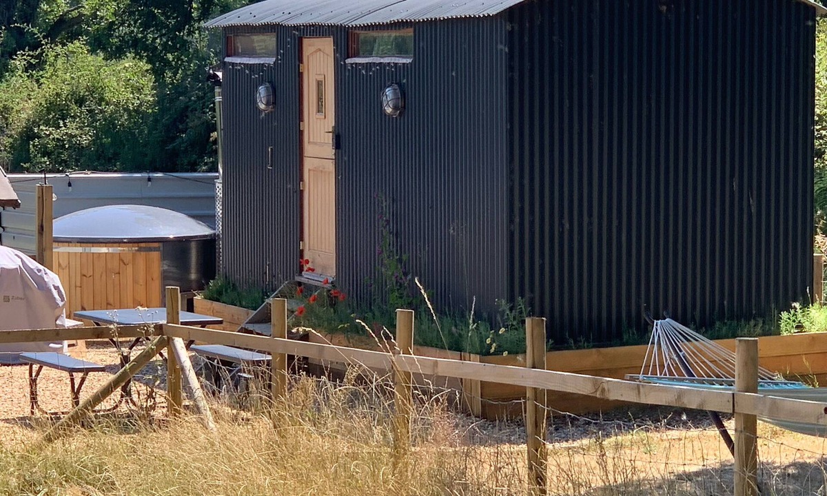 Sway Cabin | Shepherds Hut with Scandinavian Hot Tub and hydromassager