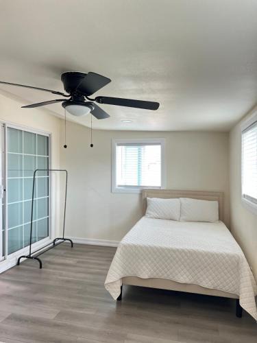 East Hemet House | Single Room w/Private Entrance - Shared Bathroom