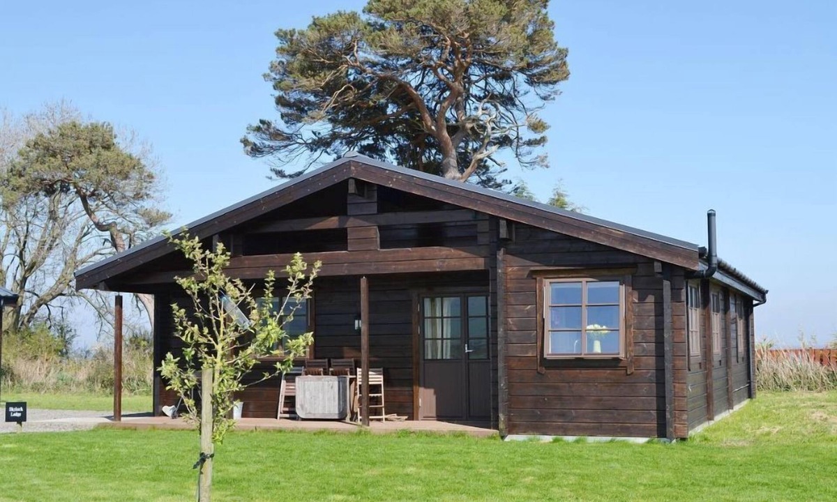Kirkbean Cottage | Skylark Lodge - a log chalet that sleeps 4 guests in 2 bedrooms
