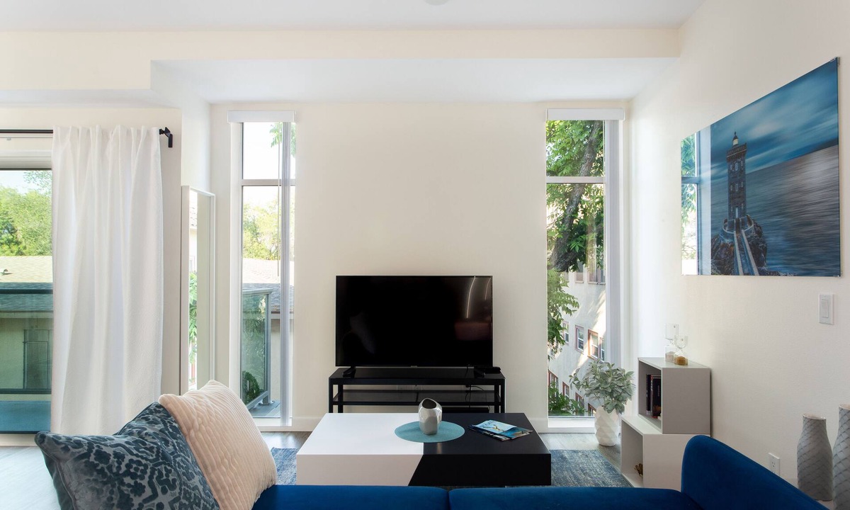 Pasadena Apartment | Sleek and Central Studio in Old Town Pasadena