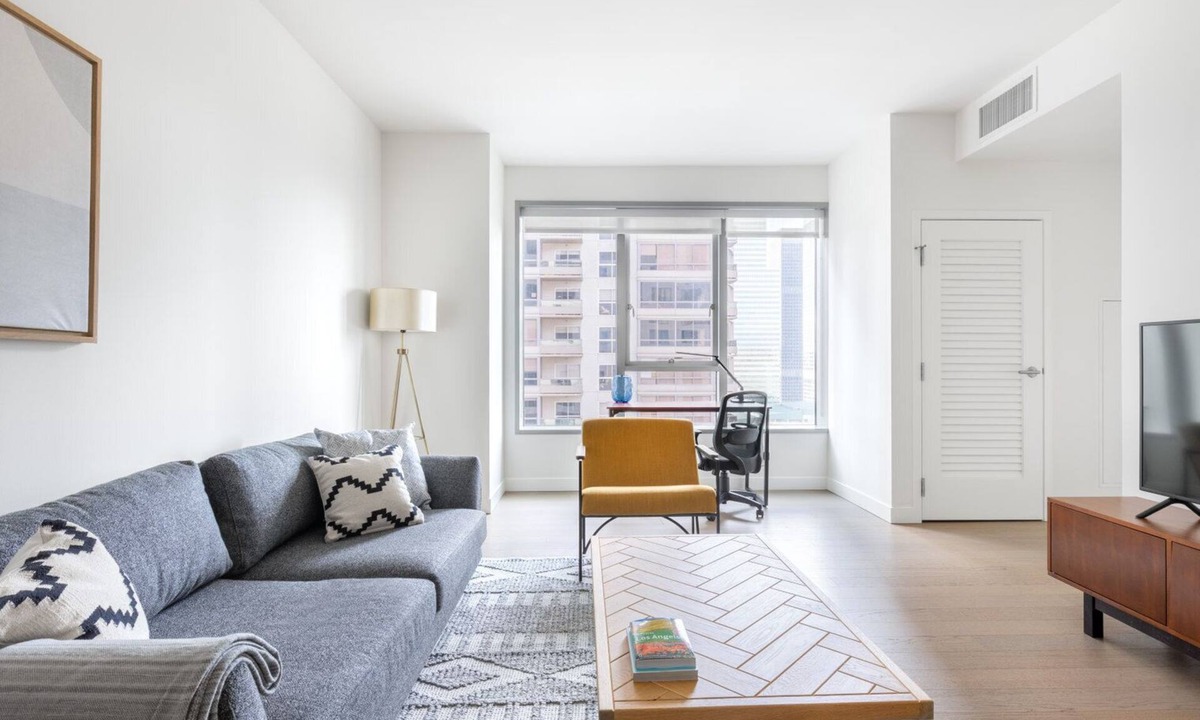 Bunker Hill Apartment | Sleek Downtown 1BR w/Gym, near Metro Center, by Blueground (#LAX370)
