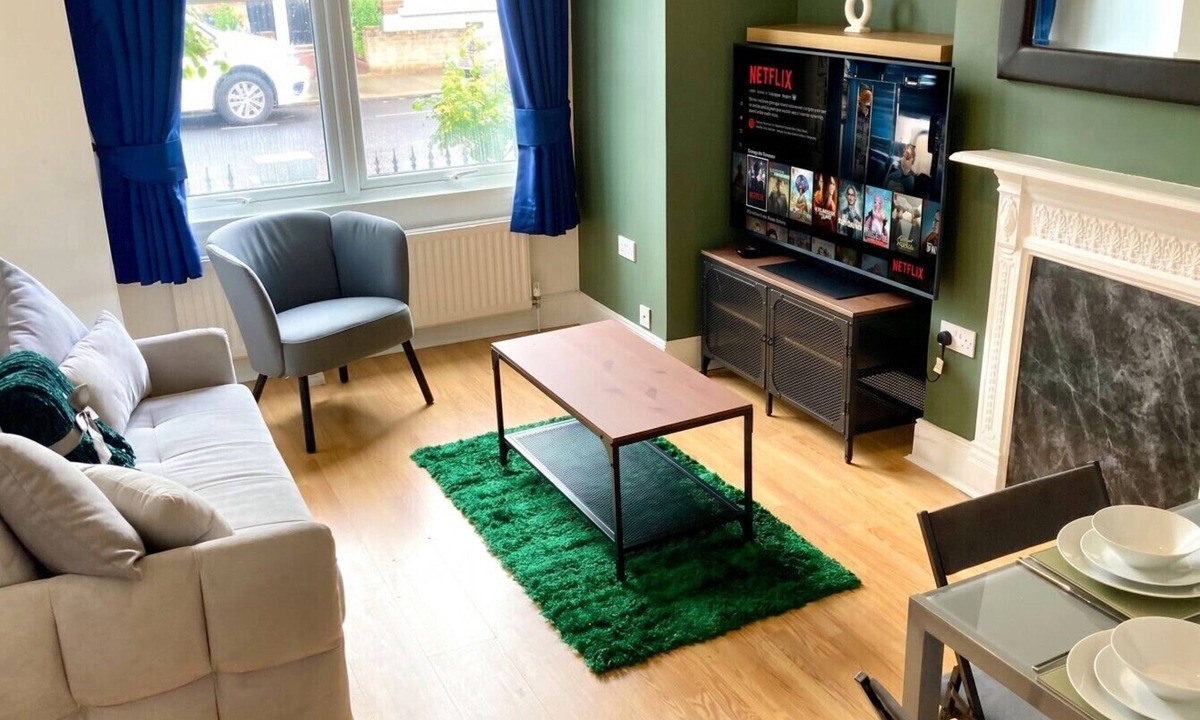 East Finchley Apartment | Sleeps 6 House with Free Parking · Walk to Cherry Tree Wood, East Finchley
